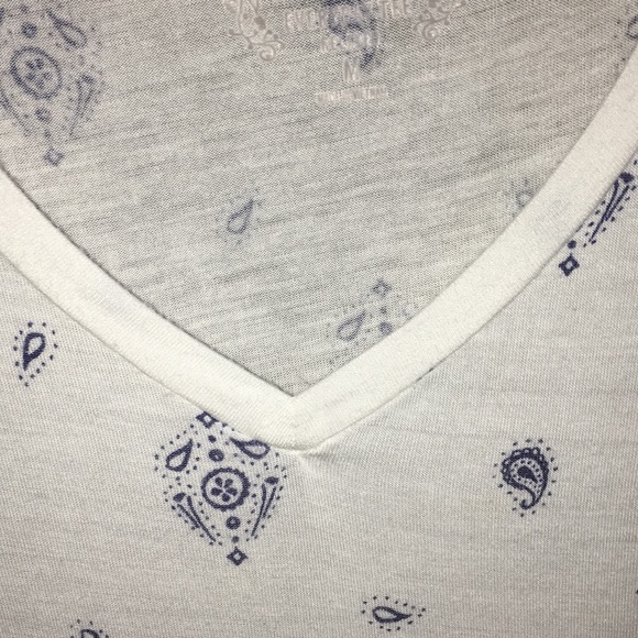 Patterned v neck shirt - Picture 4 of 5